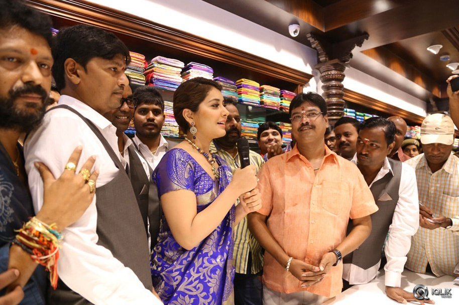 Raashi-Khanna-Launches-Kasam-Pullaiah-Cloth-Merchant-in-Warangal